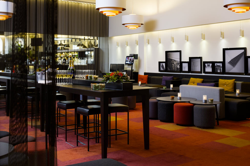 Kuvaoikeudet:: Mads Armgaard. The Lobby at Scandic Aarhus City decorated for banquet.